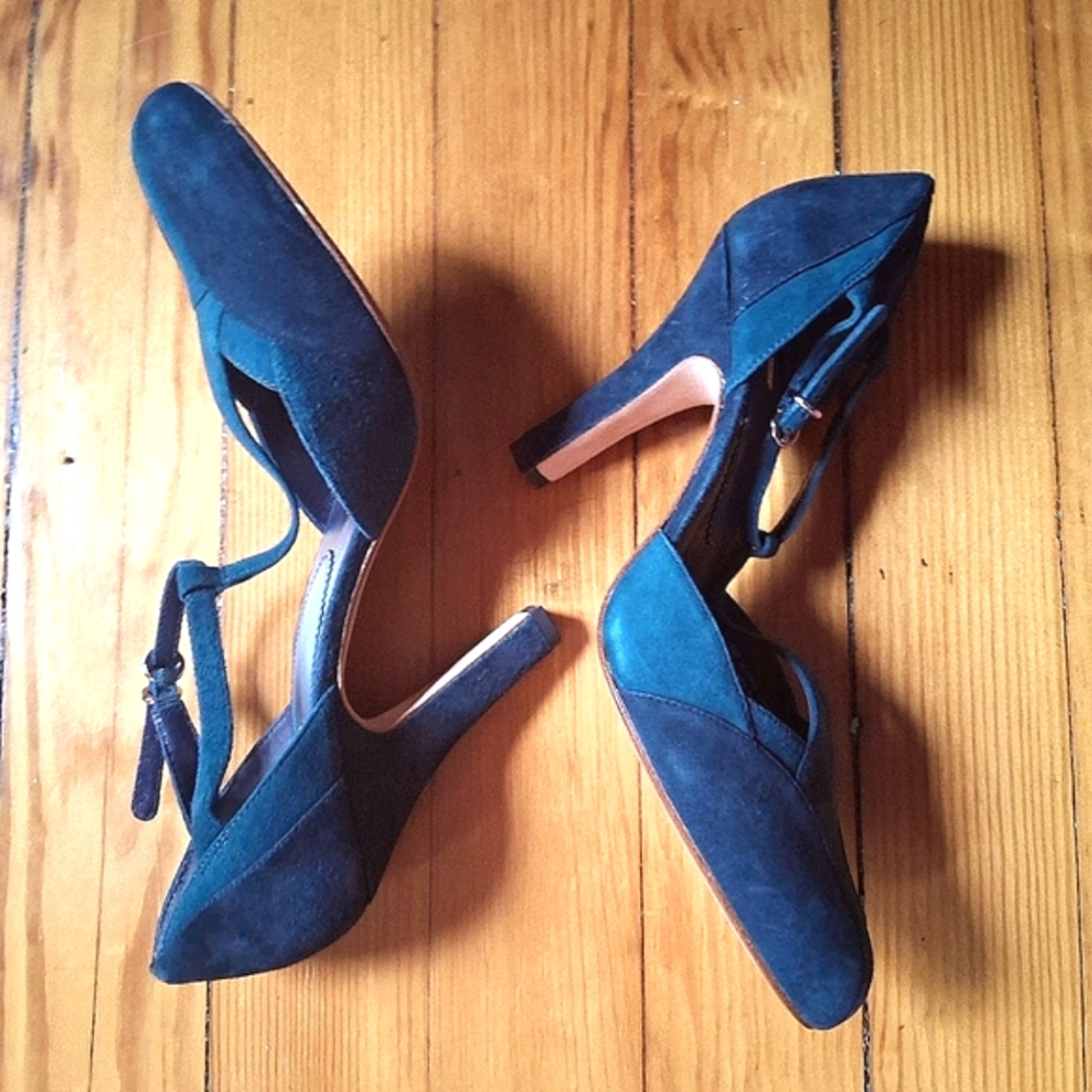 MAXSTUDIO SUEDE T-STRAP PUMP. NAVY/GREEN SIZE 9M.